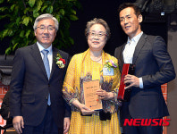 예술가의 장한 어머니상 무용부문 김금자 여사