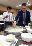 국회 구내식당 이용하는 더민주 초선 의원 당선자들