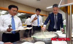 더불어민주당 초선의원 당선자들 국회 구내식당서 점심식사