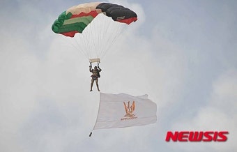 요르단 국제방산전시회 개막식 낙하시범
