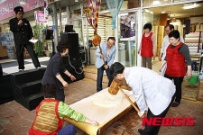 전통시장서 떡메치는 보은군수