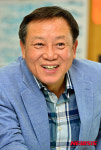웃으며 인터뷰하는 차성수 금천구청장