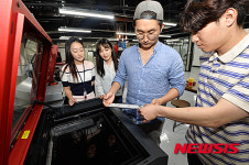 오색3D제작소 | 서울시 시제품제작소 , 3D프린터 점검하는 직원들