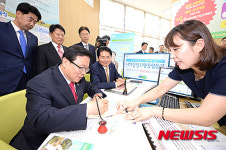 이동필 장관과 김병원 회장 농협 나의살던고향종합통장 1호 가입