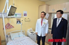 행복요양병원 병실 둘러보는 정진엽 장관
