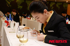 와인 테이스팅하는 소믈리에