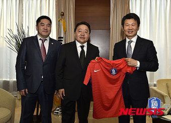 정몽규 회장, 몽골 대통령 만나 '축구 교류' 약속
