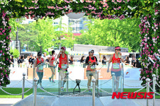 완주자를 위한 꽃 터널