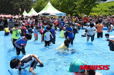 은어 맨손잡기에 신명난 어린이들