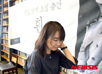 기자간담회 마친 작가 한강