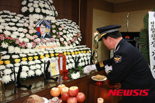강신명 경찰청장, 음주단속 중 순직한 故 정기화 경위 조문