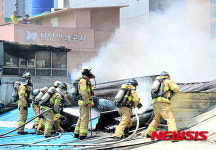 인테리어 공사중 화재, 진화중인 소방대원
