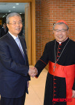 김종인 대표와 악수하는 염수정 추기경