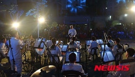 해군 1함대, 아파트단지서 군악 순회 연주회