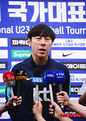 취재진 질문에 답하는 올림픽 축구국가대표팀 신태용 감독