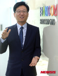 뉴시스와 인터뷰 전 포즈 취하는 김현수 한컴지엠디 대표