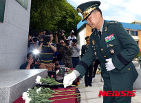 태백중학교 충혼탑에 헌화하는 장준규 육군참모총장