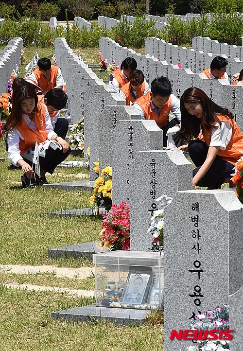 한화, 호국보훈 캠페인을 향한 밝은 희망의 태극기 배지로 관중들에게 소중한 선물 전달
