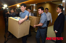 롯데면세점 압수수색한 검찰, 압수품 옮기는 수사관들