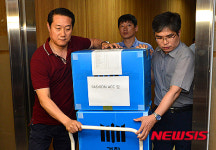 롯데면세점 압수수색한 검찰, 압수품 이송