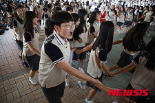 강강수월래하는 학생들