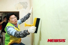 도배 봉사활동하는 권선택 시장
