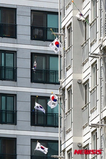 제61회 현충일, 아파트에 게양된 태극기