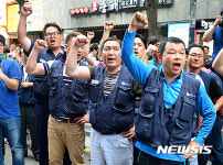 구호 외치는 기아차 사내하청분회 노조원들