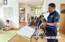 [뉴시스 앵글]제천경찰 단오 맞이 색소폰 연주