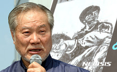 제29주기 이한열 동판 제막식 찾은 정태원 전 로이터 사진기자