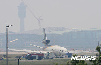 인천공항 사고 화물기 견인 준비중