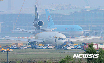 인천공항 사고화물기 견인 작업 시작