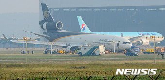 견인작업 시작된 인천공항 사고 화물기