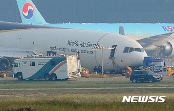 인천공항 사고 화물기 견인작업 시작