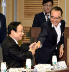 악수하는 이주영 의원과 박재완 전 장관