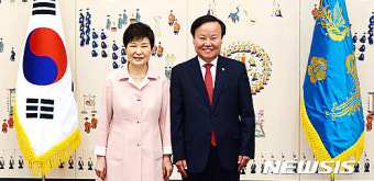 박 대통령, 김재원 신임 정무수석 임명장 수여
