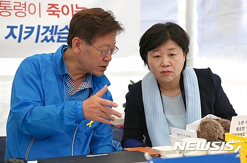 이재명, 국회서 정성호 의원과 대화...정치적 독립성 강조