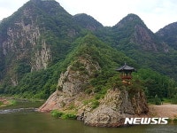 풍광 빼어난 영동 월류봉 관광객 유혹