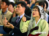 수화로 성가 부르는 농아인 가톨릭 신자들