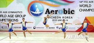 힘찬 점프와 함께 발차기