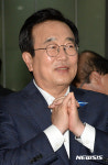두손 모은 서병수 부산시장