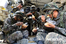 식사하는 K-55A1 자주포 대원들