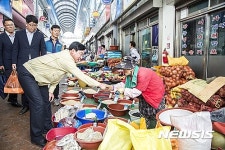 시장 상인과 악수하는 박천동 북구청장