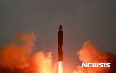 화염 내뿜는 북한 화성-10 로케트