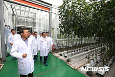 ATEC 첨단온실 둘러보는 이동필 장관