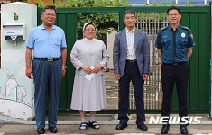 정선경찰서 청렴동아리, 희망의 연못 공부방에 위문금 전달