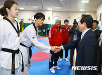 태권도 격려하는 정세균 의장