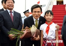 화동과 기념촬영하는 황교안 총리