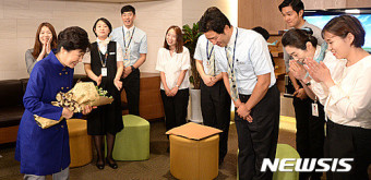 에어코리아 관계자들과 인사하는 박 대통령