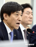 의원들의 질의에 답하는 이주열 한국은행 총재